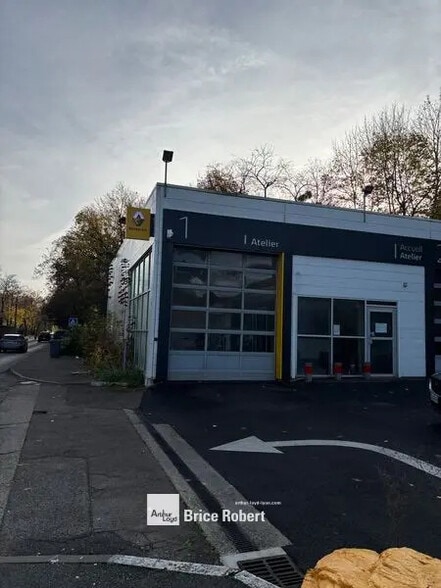 Retail in Sainte-Foy-lès-Lyon for lease - Building Photo - Image 2 of 6