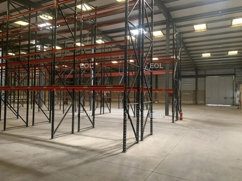 Industrial in Saint-Andiol for lease - Interior Photo - Image 3 of 8