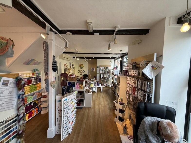 19 The Square, Petersfield for lease - Interior Photo - Image 3 of 4