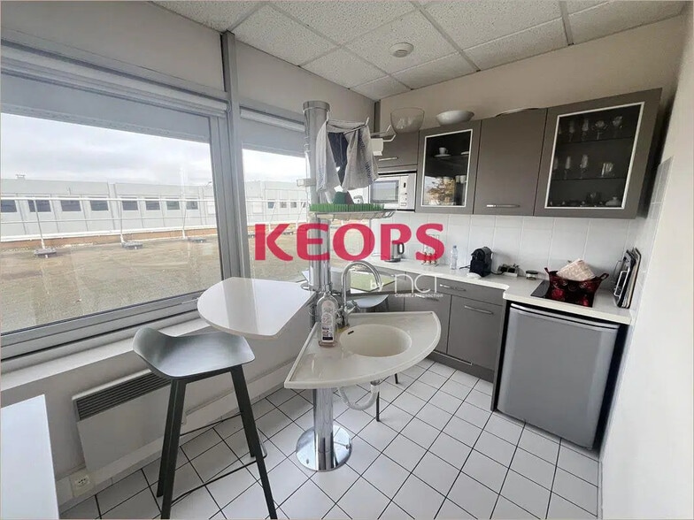 Avenue Des Palanques, Portet-sur-Garonne for lease - Interior Photo - Image 3 of 8