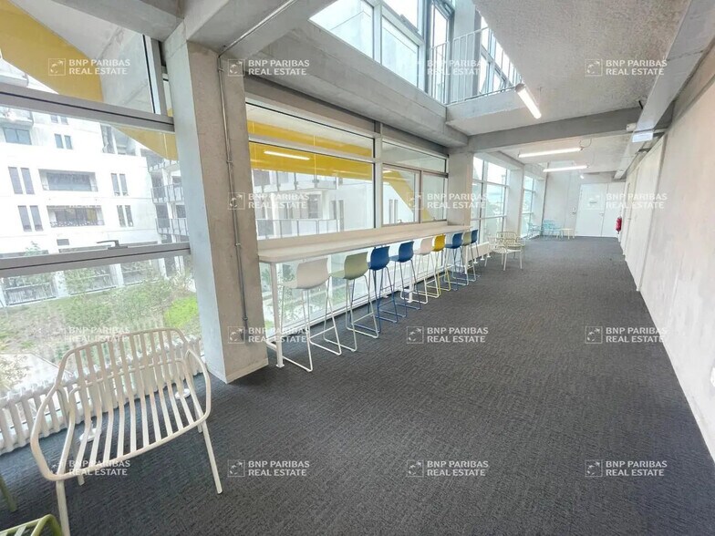 Retail in Nantes for lease - Interior Photo - Image 2 of 19