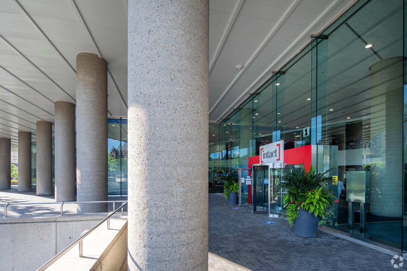 700 University Ave, Toronto, ON M5G 1Z5