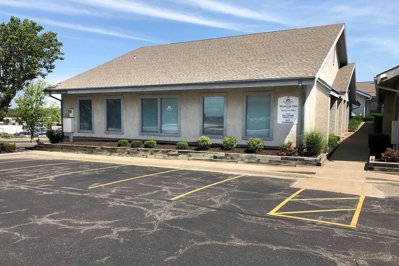 9270 Glenwood St, Overland Park, KS 66212