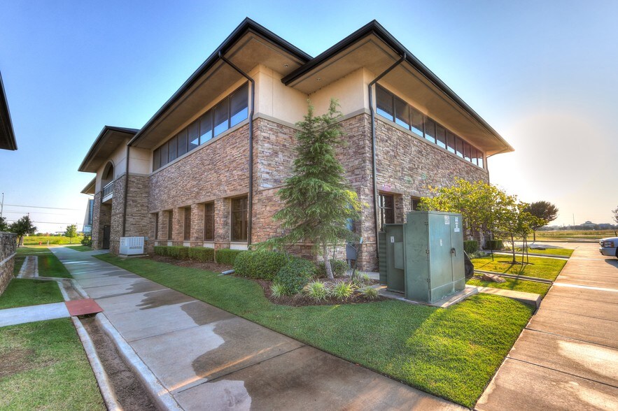 3201 W Tecumseh Rd, Norman, OK for sale - Building Photo - Image 1 of 1