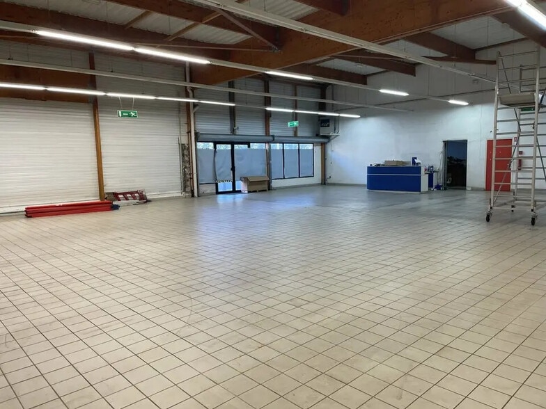 Retail in Plourin-lès-Morlaix for lease - Interior Photo - Image 2 of 3