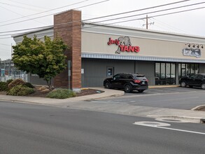 501-1093 Medford Ctr, Medford, OR for lease Building Photo- Image 2 of 5