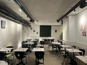 Retail in Marseille for lease Interior Photo- Image 2 of 7