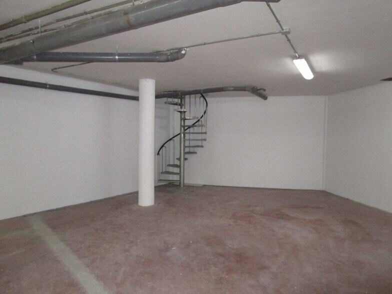 Retail in Salamanca for lease - Building Photo - Image 2 of 2