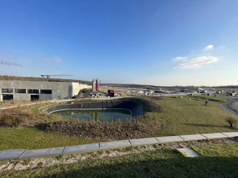 Industrial in Amblainville for lease - Building Photo - Image 3 of 6