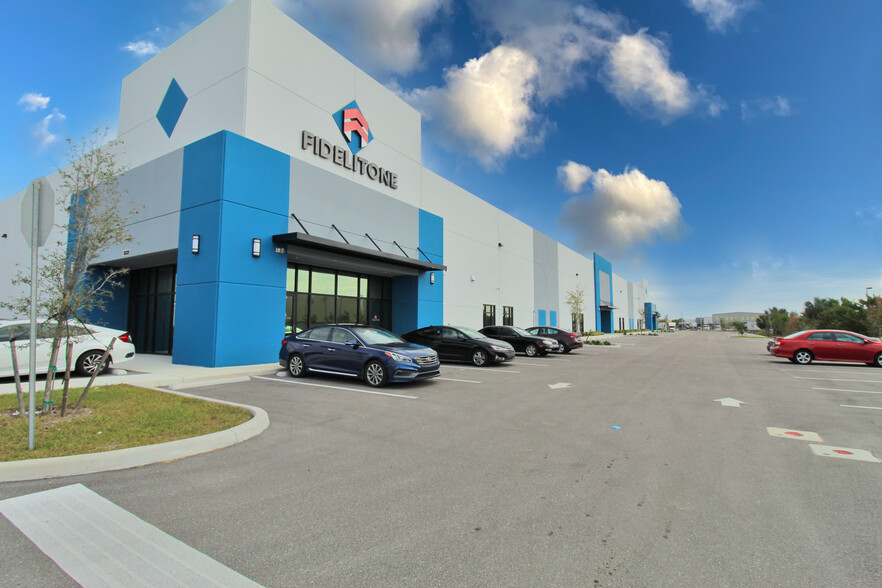 16321 Domestic Ave, Fort Myers, FL for lease - Building Photo - Image 1 of 2