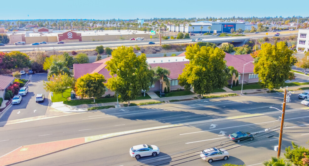 7575 N Fresno St, Fresno, CA for lease - Building Photo - Image 3 of 7