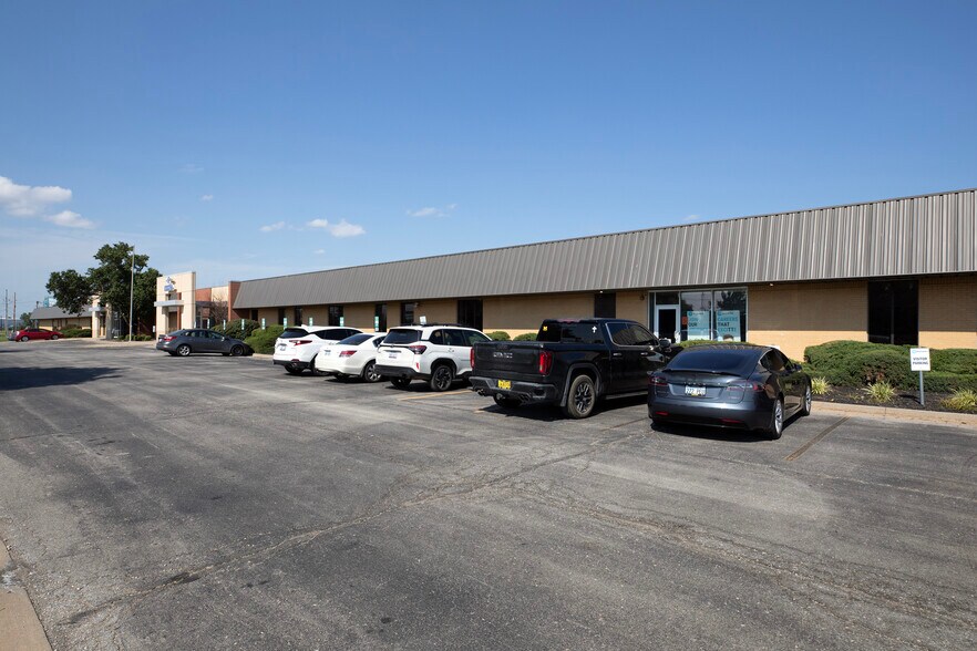 520-580 N Rogers Rd, Olathe, KS for lease - Building Photo - Image 3 of 8