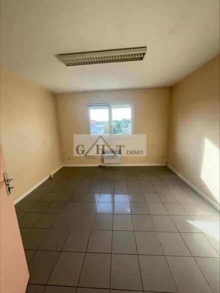 Office in Courtry for lease - Building Photo - Image 2 of 4