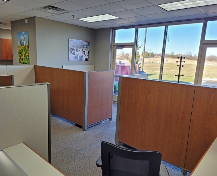 5002 NE Lakewood Way, Lee's Summit, MO for lease - Interior Photo - Image 2 of 8