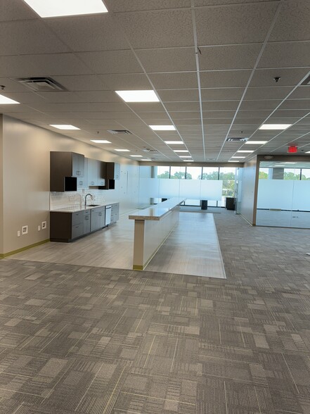 8550 Ulmerton Rd, Largo, FL for lease - Building Photo - Image 3 of 9