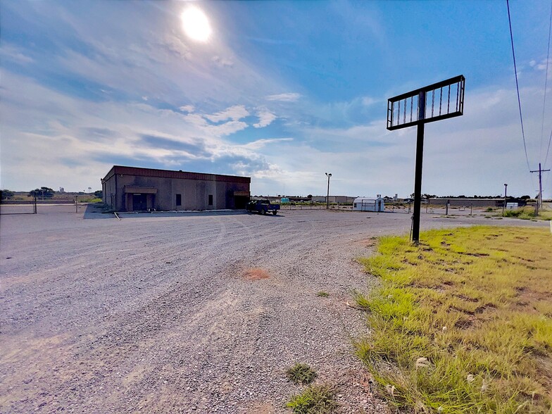 1717 S 28th St, Clinton, OK for lease - Building Photo - Image 2 of 26