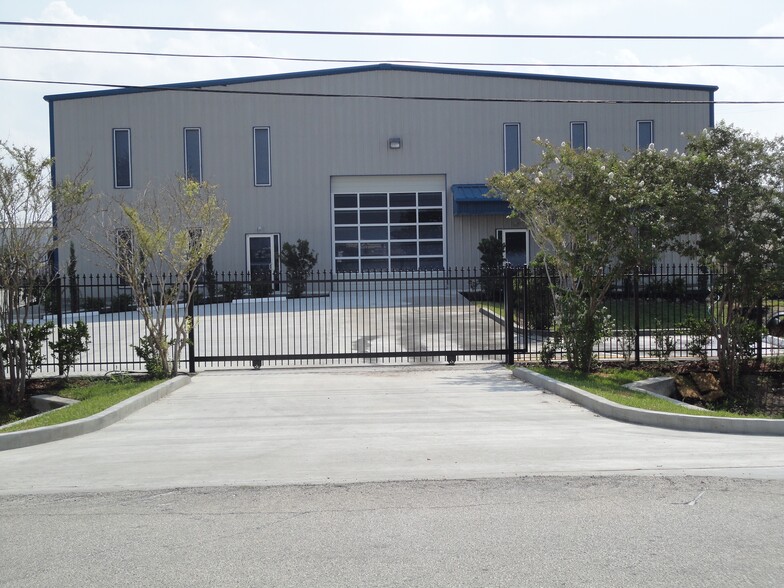 8325 W Monroe Rd, Houston, TX for sale - Building Photo - Image 1 of 1