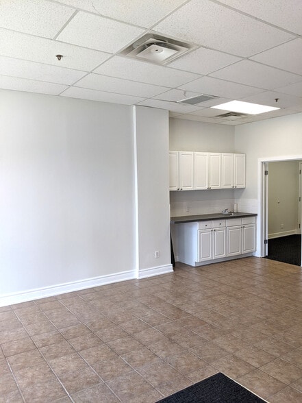 4 14th St NW, Calgary, AB for lease - Interior Photo - Image 3 of 7