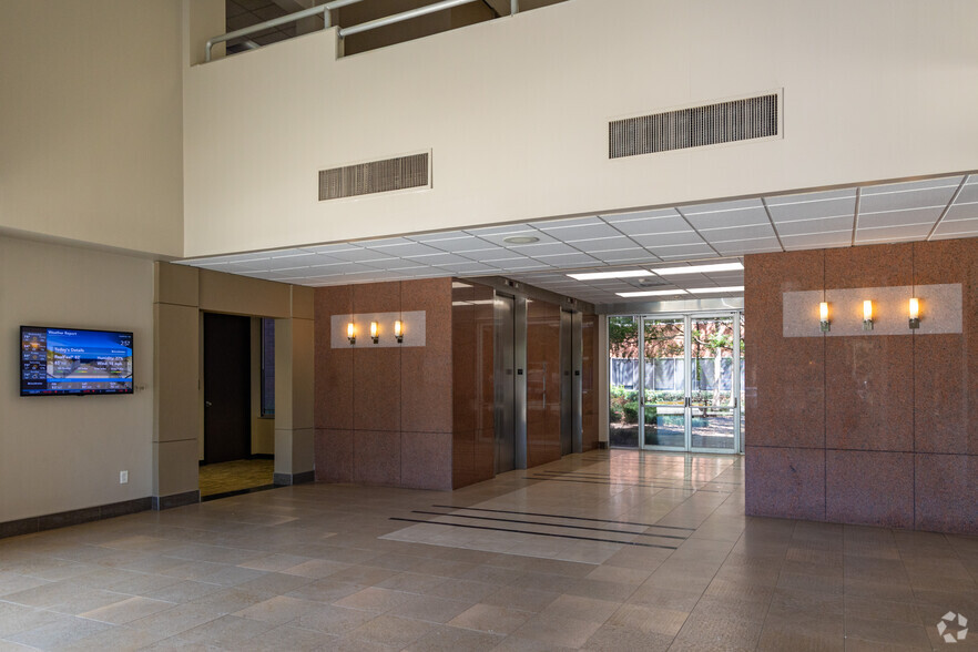 650 N Sam Houston Pky E, Houston, TX for lease - Lobby - Image 3 of 11