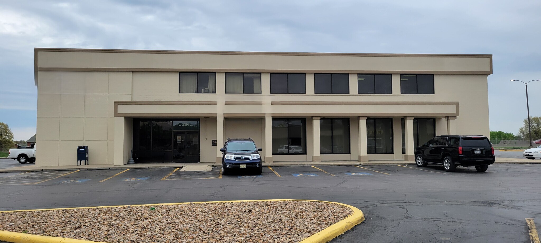 7667 NW Prairie View Rd, Kansas City, MO for lease Building Photo- Image 1 of 12