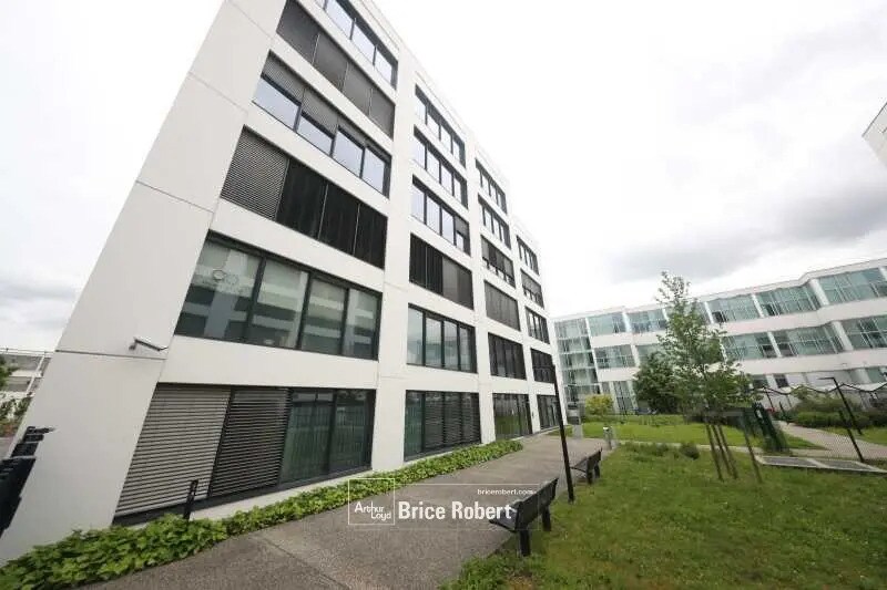 Office in Vaulx-en-Velin for lease - Building Photo - Image 2 of 8