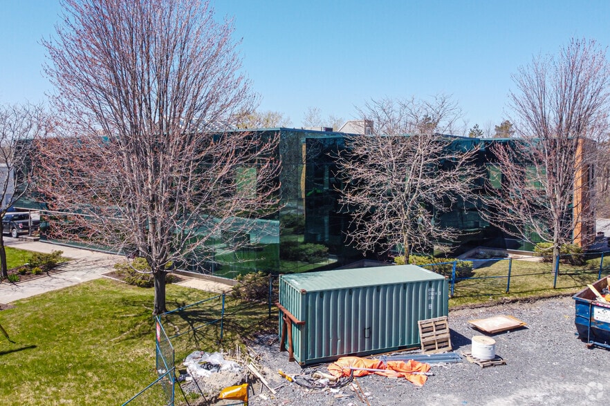 15 Fitzgerald Rd, Ottawa, ON for lease - Building Photo - Image 2 of 2