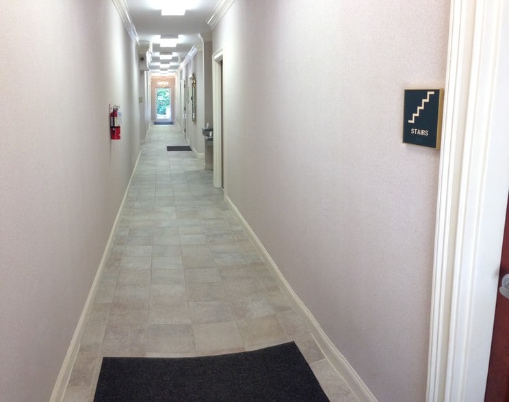 5816 Creedmoor Rd, Raleigh, NC for lease - Interior Photo - Image 2 of 34