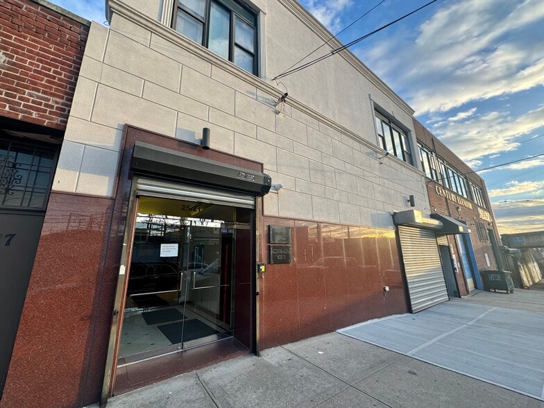 25-21 49th St, Astoria, NY for lease - Building Photo - Image 1 of 28