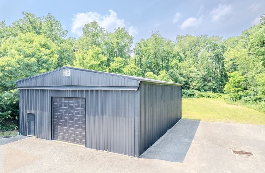 2555 Leechburg Rd, Lower Burrell, PA for lease - Building Photo - Image 2 of 23