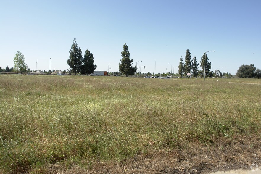 Herndon Ave, Fresno, CA for sale - Primary Photo - Image 1 of 5