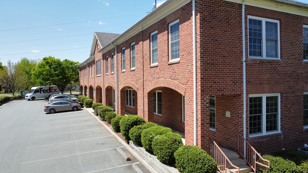 315-325 Winding River Ln, Charlottesville, VA for lease - Building Photo - Image 2 of 11