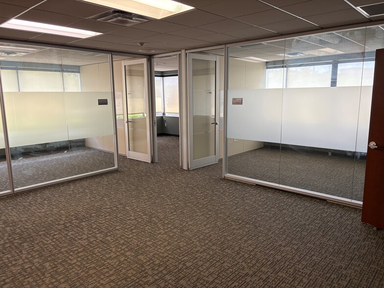 8650 College Blvd, Overland Park, KS for lease - Building Photo - Image 3 of 8