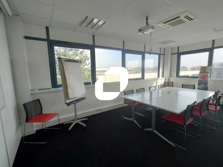 Office in Saclay for lease - Interior Photo - Image 3 of 7
