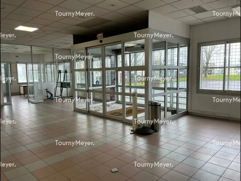 Flex in Lanester for lease - Interior Photo - Image 1 of 12