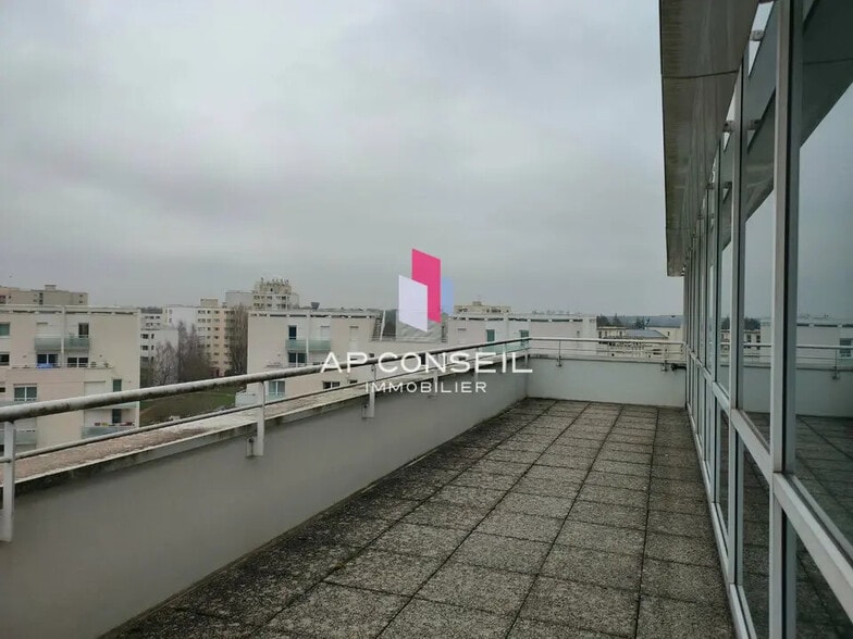 Office in Montigny-le-Bretonneux for lease - Building Photo - Image 3 of 3