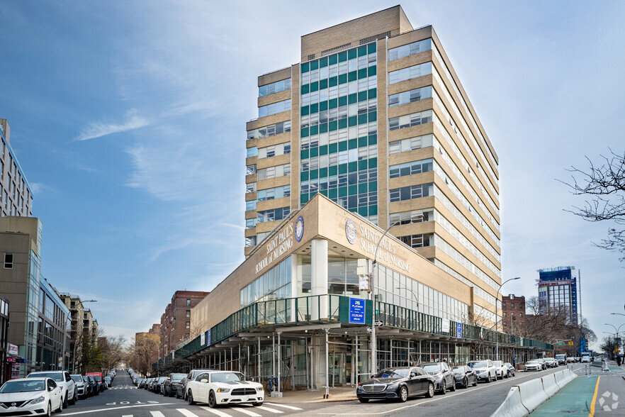 97-77 Queens Blvd, Rego Park, NY for lease - Primary Photo - Image 1 of 13