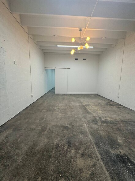 2074-2090 NW 21st St, Miami, FL for lease - Building Photo - Image 3 of 5