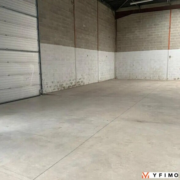 Flex in Vernouillet for lease - Interior Photo - Image 3 of 6