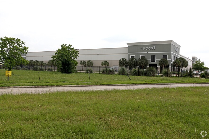 10001 Fannin St, Houston, TX for lease - Primary Photo - Image 1 of 4