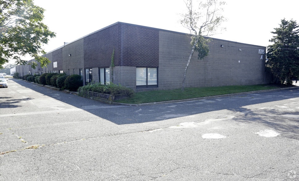 1595 Ocean Ave, Bohemia, NY for lease - Primary Photo - Image 1 of 9