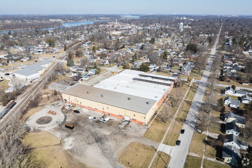 525 W Sixth St, Perrysburg, OH for lease - Building Photo - Image 2 of 7