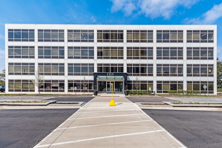 1315 W 22nd St, Oak Brook, IL for lease - Building Photo - Image 3 of 16