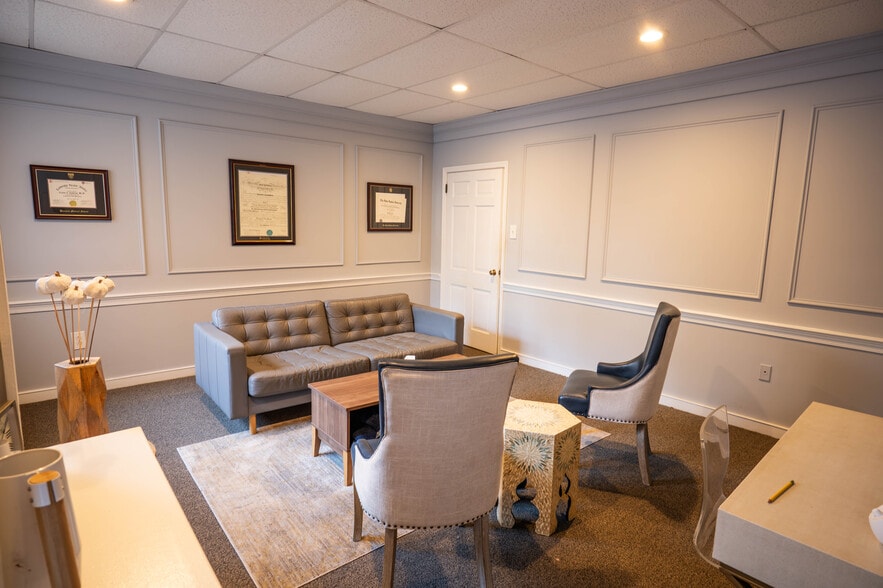 1062 E Lancaster Ave, Bryn Mawr, PA for lease - Building Photo - Image 2 of 57