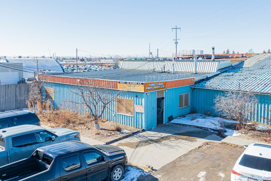 4215 35 St SE, Calgary, AB for sale - Primary Photo - Image 1 of 1