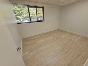 501 Golden Isles Dr, Hallandale Beach, FL for lease Interior Photo- Image 2 of 2