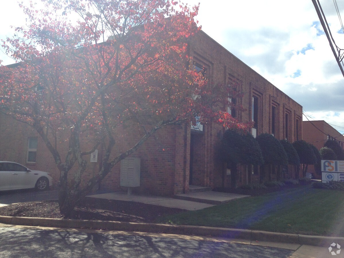 2211 Dickens Rd, Richmond, VA 23230