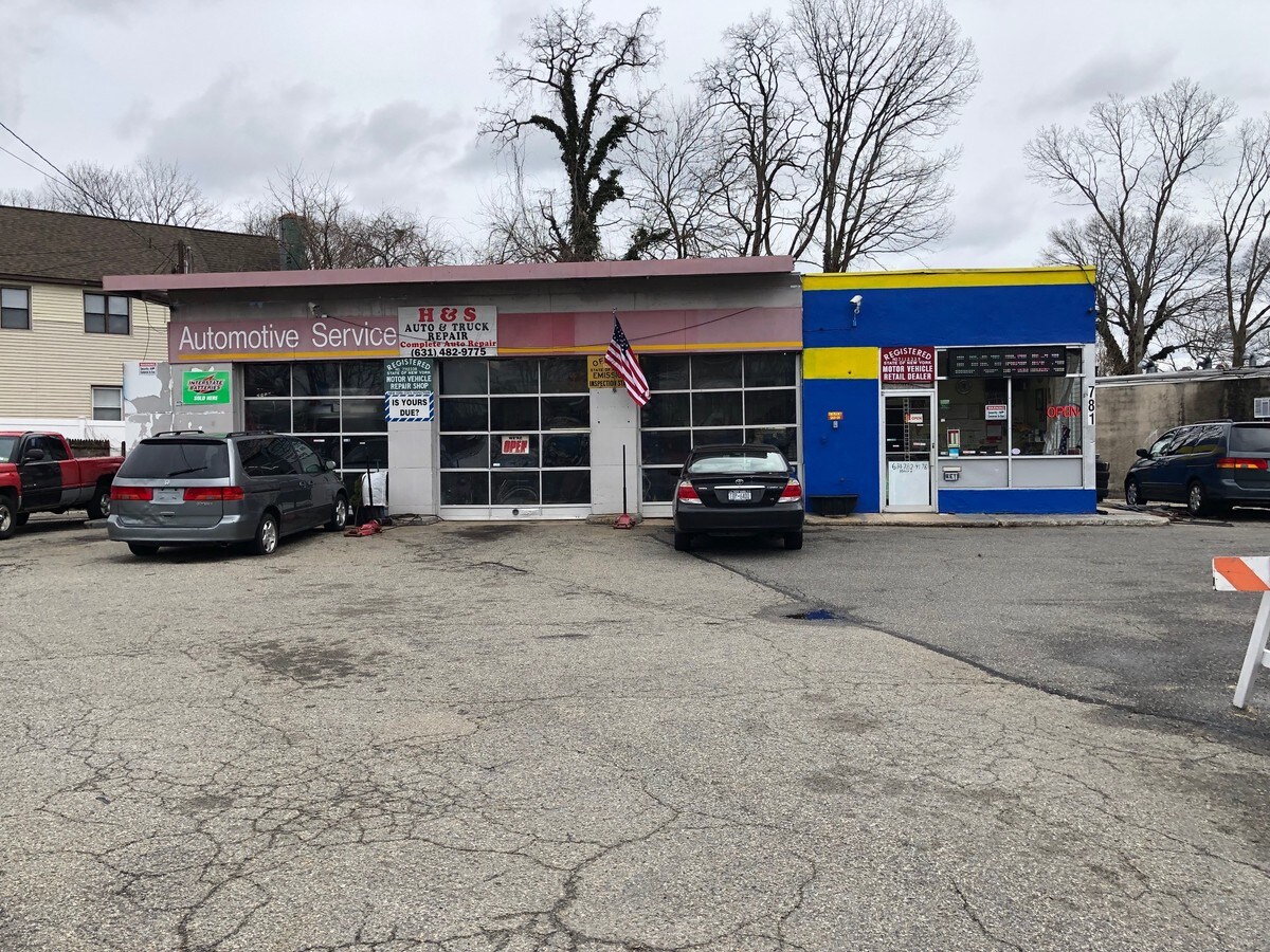 781 Udall Rd, West Islip, NY 11795