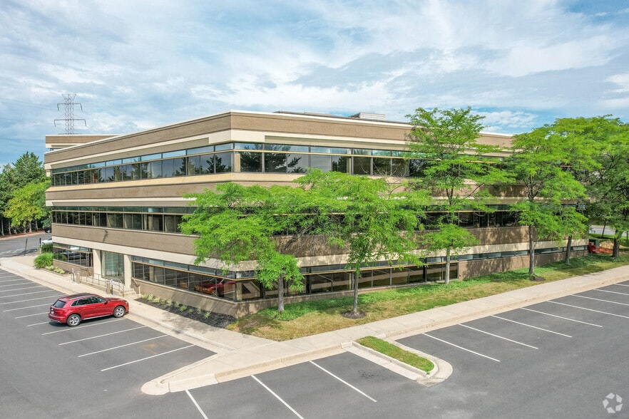 555 Grove St, Herndon, VA for lease - Building Photo - Image 2 of 6