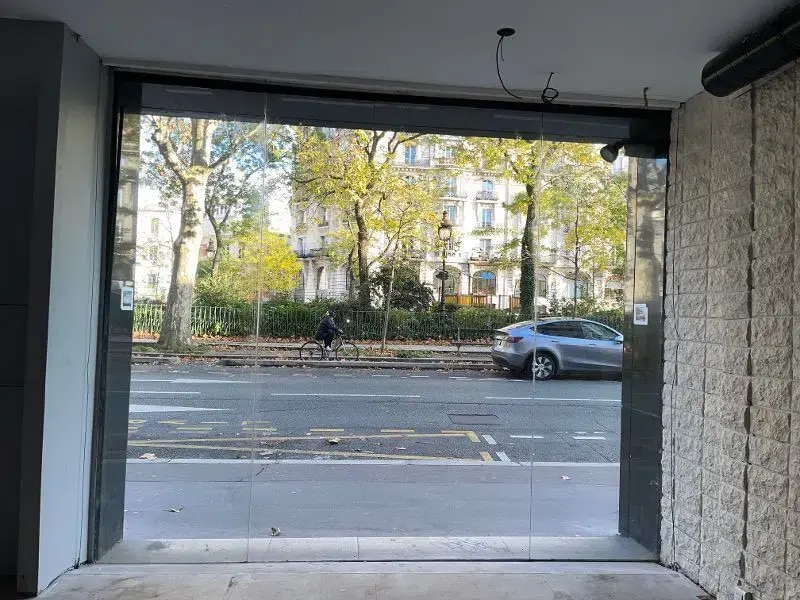 Retail in Paris for lease Interior Photo- Image 1 of 11