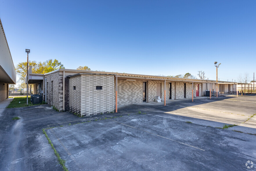 Building Complex on Genoa Red Bluff portfolio of 3 properties for sale on LoopNet.com - Building Photo - Image 3 of 7